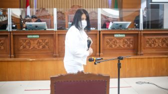 Klaim Dibanting dan Dilecehkan, Istri Sambo Minta Hakim Tanya Polri kenapa Brigadir J Dapat Penghormatan saat Pemakaman