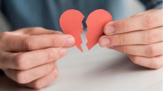 3 Cara Bangkit saat Baru Putus Cinta, Biarkan Dirimu Merasakan Sakit Hati