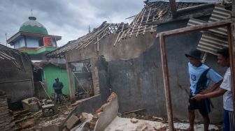 Warga melihat kondisi rumah yang ambruk akibat angin kencang di Sangiang Tanjung, Lebak, Banten, Rabu (26/10/2022).  [ANTARA FOTO/Muhammad Bagus Khoirunas/rwa].