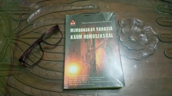Menguak Dunia LGBT, Ulasan Buku Membongkar Rahasia Jaringan Cinta Terlarang