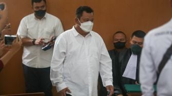 Terdakwa kasus pembunuhan Brigadir J, Kuat Ma'ruf saat menjalani sidang lanjutan di Pengadilan Negeri Jakarta Selatan, Rabu (26/10/2022). [Suara.com/Alfian Winanto]