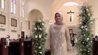 7 Potret Mama Rieta Hadiri Pernikahan di Gereja, Kena Kritik Kenakan Busana Ini