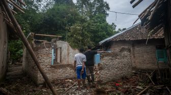 Warga melihat kondisi rumah yang ambruk akibat angin kencang di Sangiang Tanjung, Lebak, Banten, Rabu (26/10/2022). [ANTARA FOTO/Muhammad Bagus Khoirunas/rwa].