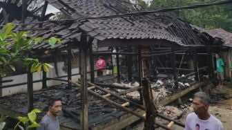 Rumah Nenek di Cibaliung Pandeglang Terbakar Api