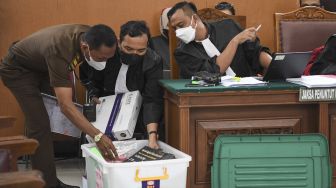 Jaksa Penuntut Umum (JPU) menyiapkan sejumlah barang bukti sebelum berlangsungnya sidang lanjutan kasus merintangi penyidikan atau 'obstruction of justice' pembunuhan berencana terhadap Brigadir J di Pengadilan Negeri Jakarta Selatan, Kamis (27/10/2022). [ANTARA FOTO/M Risyal Hidayat/nym]