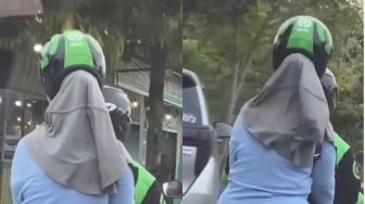 Cara Ibu-ibu Ini Pakai Helm Bikin Kaget, Warganet: Model Pemancar Sinyal