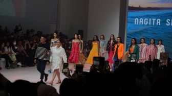 Support Istri, Momen Raffi Ahmad dan Nagita Slavina Malu Hingga Nervous Tampil di JFW 2023