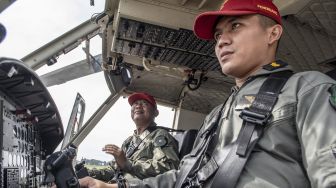 Capt pilot Heli Bell 412 Mayor Cpn Handry Wibowo (kiri) bersama Co Pilot Lettu Cpn Sinaga mencoba mengoprasikan Helikopter Bell 412 di Skadron-21/Serba Guna Puspenerbad, Pangkalan Udara Pondok Cabe, Pamulang, Tangerang Selatan, Banten, Kamis (27/10/2022) .[ANTARA FOTO/Muhammad Adimaja/nym].