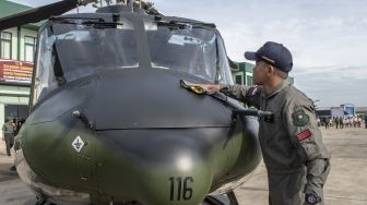 Prajurit TNI AD Korps Penerbangan membersihkan Helikopter Bell 412 di Skadron-21/Serba Guna Puspenerbad, Pangkalan Udara Pondok Cabe, Pamulang, Tangerang Selatan, Banten, Kamis (27/10/2022). [ANTARA FOTO/Muhammad Adimaja/nym].