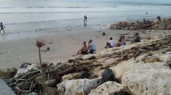 Pantai Kuta Mulai Dipenuhi Sampah Kiriman, Puncaknya Diprediksi Bulan Desember