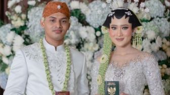 10 Potret Pernikahan Yeni Inka si Ratu Ambyar Indonesia, Dihadiri Gusmiftah dan Ganjar Pranowo