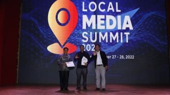 Kepala Perpusnas Muhammad Syarif Bando (kiri), Wakil Ketua Dewan Pers Agung Dharmajaya (tengah), dan CEO PT Arkadia Digital Media Tbk/Pemimpin Redaksi Suara.com Suwarjono (kanan) saat membuka Local Media Summit 2022 di Perpustakaan Nasional RI,Jalan Medan Merdeka Selatan, Jakarta Pusat, Kamis (27/10/2022). [Suara.com/Alfian Winanto]