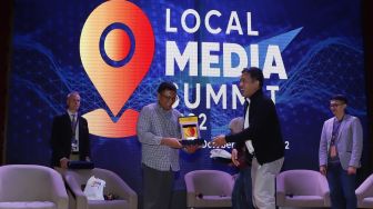 CEO PT Arkadia Digital Media Tbk/Pemimpin Redaksi Suara.com Suwarjono memberikan piagam ke pembicara Ketua Persatuan Periklanan Indonesia Janoe Arijanto usai seminar di acara Local Media Summit (LMS) 2022 di Perpustakaan Nasional RI,Jalan Medan Merdeka Selatan, Jakarta Pusat, Kamis (27/10/2022). [Suara.com/Alfian Winanto]