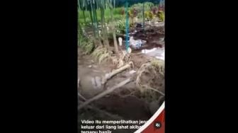 Penampakan Jenazah Keluar dari Liang Lahat Akibat Tersapu Banjir Tulungagung, Sudah Dimakamkan Lagi