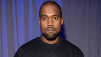 Bikin Warganet Jijik, Kanye West Kegep Duduk dengan Posisi Janggal Pakai Celana Melorot