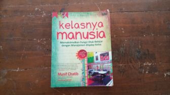 Seni Membuat Dinding Kelas 'Bicara Lantang', Ulasan Buku Kelasnya Manusia