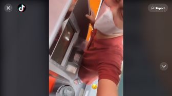 Saking Sempitnya, Bilik Ini Bikin Orang Menyatu dengan ATM Sampai Dibilang "Body Shaming"