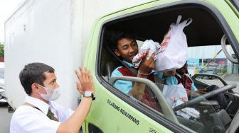 Komunitas Truk DKI Jakarta Bagi-bagi Ratusan Paket Sembako ke Para Sopir