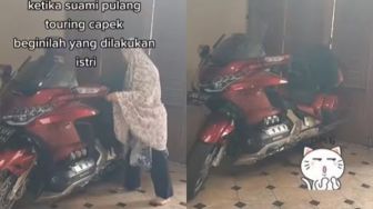 Emak Enggak Ada Lawan, Parkir Sendiri Moge Suami Tanpa Alas Kaki, Cek Videonya