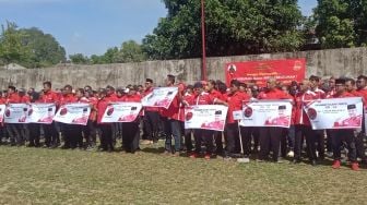 Kader PDIP Solo Bentakan Poster Gambar Ganjar Pranowo saat Upacara Peringatan Sumpah Pemuda