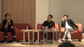 Wakil Pemimpin Redaksi Suara.com Reza Gunadha (kiri), Dimas Sagita (tengah), dan Pemimpin Redaksi Suara.com Suawarjono saat menjadi pembicara "Bagaimana Kolaborasi dengan Suara.com" pada acara Local Media Summit 2022, di Gedung Perpusnas RI, Jalan Merdeka Selatan, Jakarta Pusat, Jumat (28/10/2022). [Suara.com/Alfian Winanto]