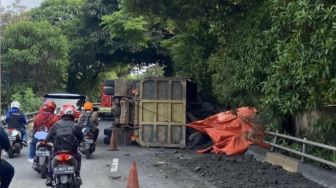 Truk Pasir Terguling di Atas Flyover Mal Ciputra Jakarta Barat, Sopirnya Ngantuk Berat Tapi Maksa Nyetir