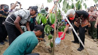 Perkuat Potensi Pariwisata, Lahan Gersang Blora Ditanami 1.000 Bibit Pohon