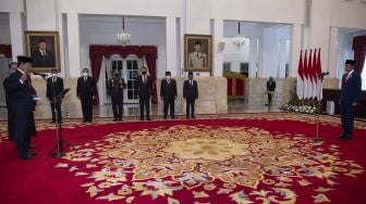 Presiden Joko Widodo (kanan) menyaksikan pengucapan sumpah jabatan Johanis Tanak (kiri) sebagai Wakil Ketua Komisi Pemberantasan Korupsi (KPK) di Istana Negara, Jakarta, Jumat (28/10/2022). [ANTARA FOTO/Sigid Kurniawan/wsj].