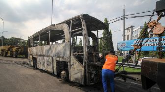 Bus Pariwisata Terbakar di Tol Menanggal Surabaya