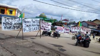Spanduk 'Midji Merampot' Warnai Aksi Warga Kampong Seberang Sintang Tuntut Pemerintah Perbaiki Jalan