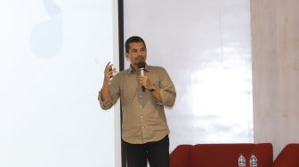 Founder and CEO Indonesia Ahmad Nasir saat menjadi pembicara "Koperasi Media: 
Kolaborasi Media dan Konten Kreator" pada acara Local Media Summit 2022, di Gedung Perpusnas RI, Jalan Merdeka Selatan, Jakarta Pusat, Jumat (28/10/2022). [Suara.com/Alfian Winanto]