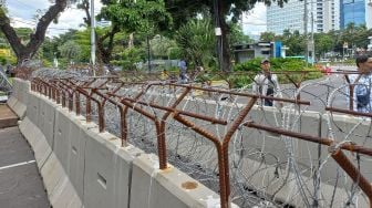 Antisipasi Massa BEM SI Ricuh, Polisi Pasang 3 Lapis Kawat Berduri dan 2 Lapis Barrier Beton di Dekat Istana