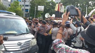 Massa BEM SI Lakukan Blokade, Kaki Polisi Terinjak Mobil Saat Atur Lalin Macet