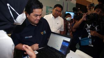 Menteri BUMN Erick Thohir (kedua kiri) bersama Dirut Bank Mandiri Darmawan Junaidi (ketiga kiri) melihat transaksi penjualan agen perjalanan saat meninjau ruang pameran usai membuka perhelatan Garuda Indonesia Travel Fair (GATF) 2022 yang didukung oleh Livin' by Mandiri di Indonesia Convention Exibition (ICE) BSD Serpong, Tangerang, Banten, Jumat (28/10/2022).  ANTARA FOTO/Muhammad Iqbal