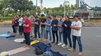 Usai Demo, Massa BEM SI Gelar Salat Ashar Berjamaah di Jalan Medan Merdeka Barat