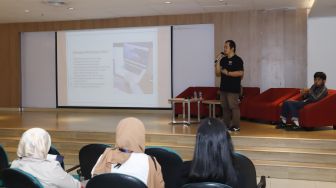 Community Development Manager Yoursay.id Rendy Sadikin saat menjadi pembicara "Koperasi Media: Kolaborasi Media dan Konten Kreator" pada acara Local Media Summit 2022, di Gedung Perpusnas RI, Jalan Merdeka Selatan, Jakarta Pusat, Jumat (28/10/2022). [Suara.com/Alfian Winanto]