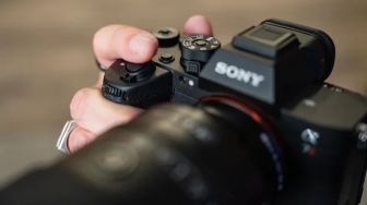 Kamera Sony A7R V Seharga Rp 60 Juta, Dilengkapi Prosesor AI untuk Identifikasi dan Melacak Subjek