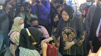 Beri Santunan dari Presiden untuk Korban Kanjuruhan, Mensos Risma: Bukan untuk Gantikan Rasa Kehilangan