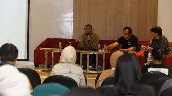 Founder and CEO Indonesia Ahmad Nasir (kiri), Community Development Manager Yoursay.id Rendy Sadikin saat menjadi pembicara "Koperasi Media: Kolaborasi Media dan Konten Kreator" pada acara Local Media Summit 2022, di Gedung Perpusnas RI, Jalan Merdeka Selatan, Jakarta Pusat, Jumat (28/10/2022). [Suara.com/Alfian Winanto]