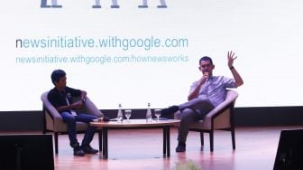 Redaktur Pelaksana Suara.com, Arsito Hidayatullah (kiri) dan News Partnership Google Indonesia Yos Kusuma (kanan) saat menjadi pembicara workshop bertemakan "Business Ecosystem for Local Media Publisher" pada acara Local Media Summit 2022, di Gedung Perpusnas RI, Jalan Merdeka Selatan, Jakarta Pusat, Jumat (28/10/2022). [Suara.com/Alfian Winanto]