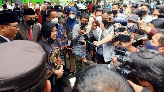 Mengeluh ke Mensos Risma, Keluarga Korban Kanjuruhan Sebut RS Tak Profesional dan Cuma Diberi Obat Penurun Panas