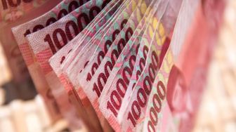 Nyungsep! Rupiah Ditutup Melemah Rp15.567 Per Dolar AS