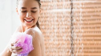 3 Fakta Seputar Penggunaan Shower Puff saat Mandi Menurut Ahli Dermatologi