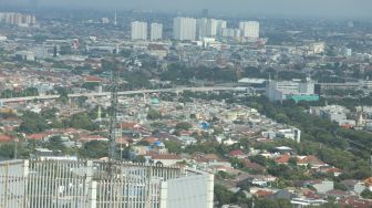 Suasana kawasan padat penduduk dan gedung bertingkat di Jakarta, Jumat (28/10).  [Suara.com/Oke Atmaja]