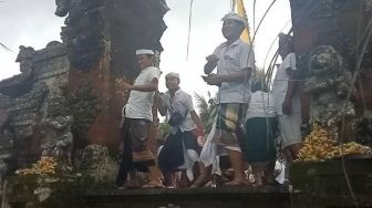 Tradisi Mesantalan di Karangasem, Para Pemuda Saling Lempar Tipat Lungsuran Banten