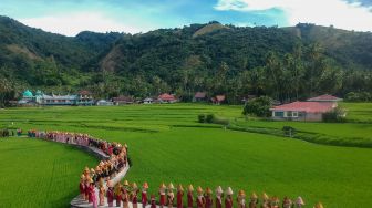 Ibu-ibu menjunjung jamba (makanan) saat mengikuti arak-arakan, pada Festival Galundi Singkarak di Nagari Batu Taba, Kabupaten Tanah Datar, Sumatera Barat, Sabtu (29/10/2022).  ANTARA FOTO/Iggoy el Fitra
