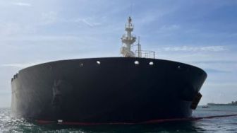 Tanker MT Young Yong Berbendera Djibouti Kandas di Perairan Pulau Nipah karena Air Laut Surut