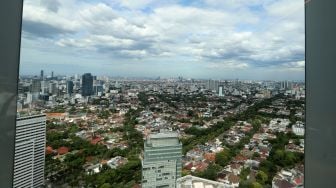 Suasana kawasan padat penduduk dan gedung bertingkat di Jakarta, Jumat (28/10).  [Suara.com/Oke Atmaja]