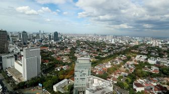 Suasana kawasan padat penduduk dan gedung bertingkat di Jakarta, Jumat (28/10).  [Suara.com/Oke Atmaja]