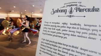 karyawan inforte menampilkan Tarian tradisional kontemporer pada konferensi pers Pagelaran Sabang Merauke di Jakarta, Jumat (28/10/2022).  [Suara.com/Oke Atmaja]
